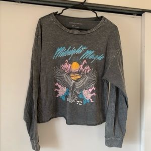 Cute cropped graphic tee!